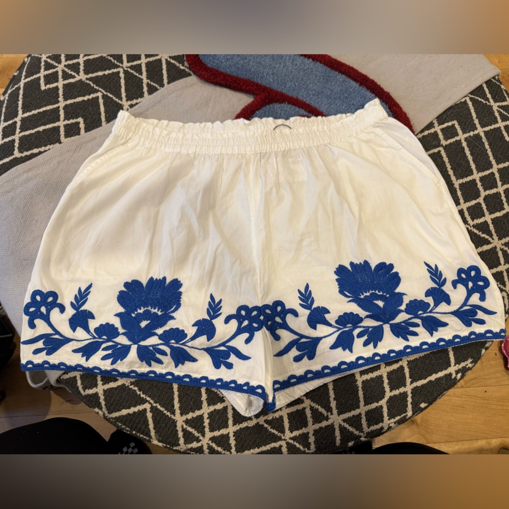 WHITE LINEN SHORTS - royal blue embroidery